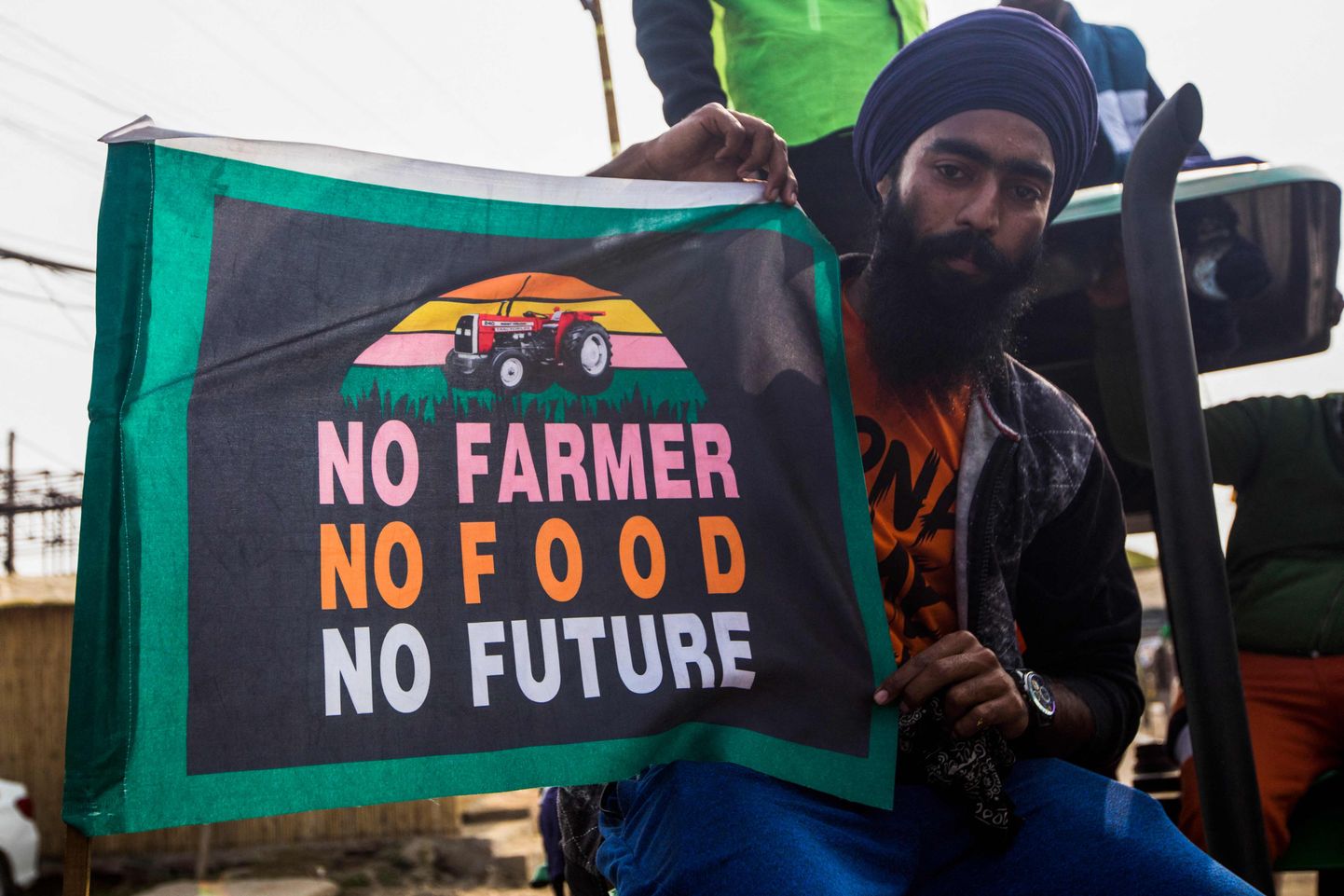 Lauksaimnieks protestē pēc tam, kad Indijas premjerministrs paziņoja par trīs lauksaimniecības reformas likumu atcelšanu, kas novembrī Singhu pilsētā izraisīja gandrīz gadu ilgus milzīgus lauksaimnieku protestus visā valstī.