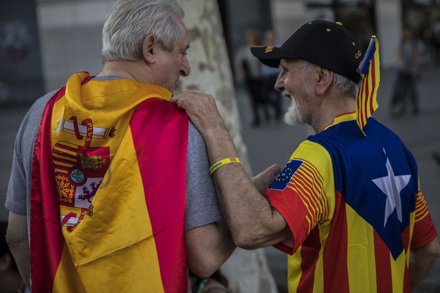Kaks meest - ükes neist kandmas Hispaania ja teine Kataloonia nn iseseisvuslippu.