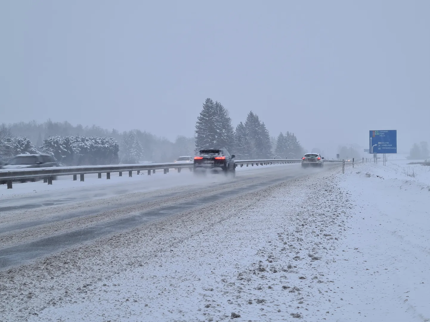 Teeolud olid täna hommikul sedavõrd ohtlikud, et transpordiamet soovitas inimestel liiklemist vältida.