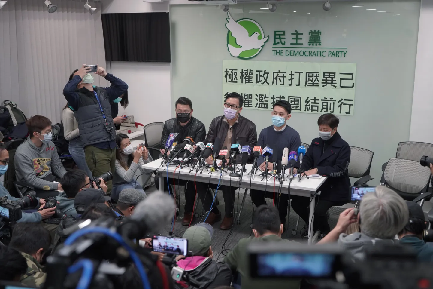 Osa Hongkongis kautsjoni vastu vabastatud aktivistidest andmas pressikonverentsi.