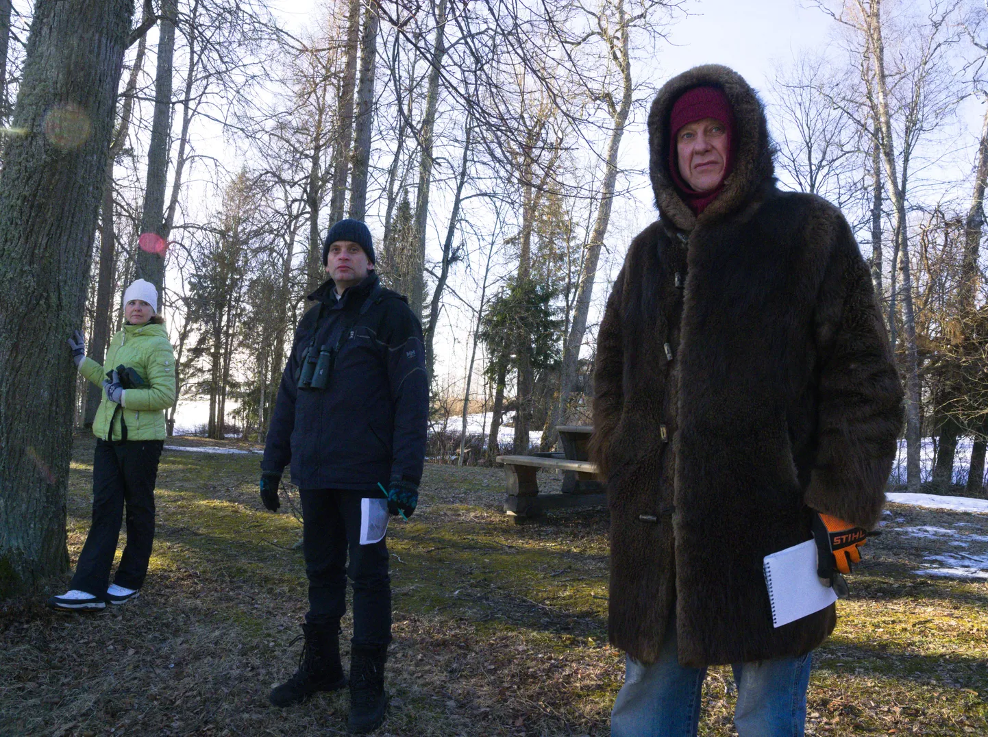 Lustimäe kaiitseks mobiliseerunud huvilised kohapeal.