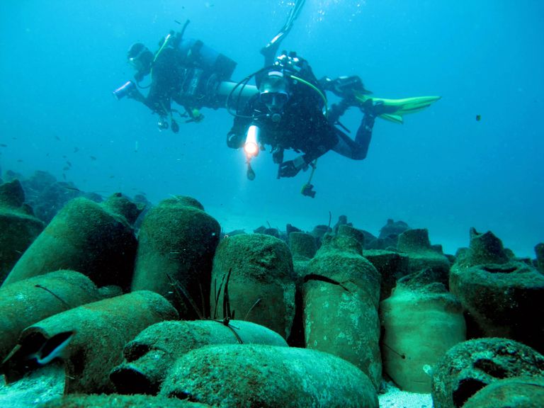 Sukeldujad iidsete amforate juurest, mis leiti Vahemerest Lõuna-Prantsusmaa ranniku juurest 2011. Umbes samasugused amforad leiti nüüd Kreeka Kefallonia saare lähistelt