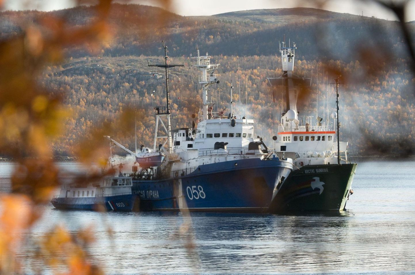 Greenpeace'i aktivistide laev Arctic Sunrise (paremal) seisab Koola Lahes Murmanski lähistel kõrvuti Vene piirivalvealusega.