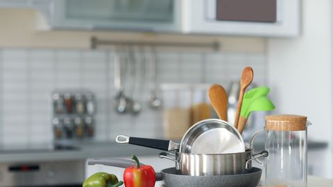 Выбор кухонной утвари – это просто? Какие ошибки превращают кастрюли в настоящих вредителей здоровья