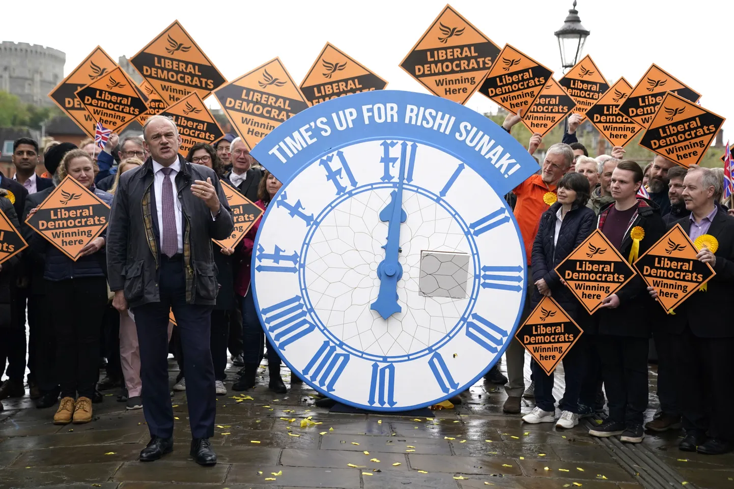 Briti liberaaldemokraatide liider Ed Davey koos poolehoidjatega Windsoris.