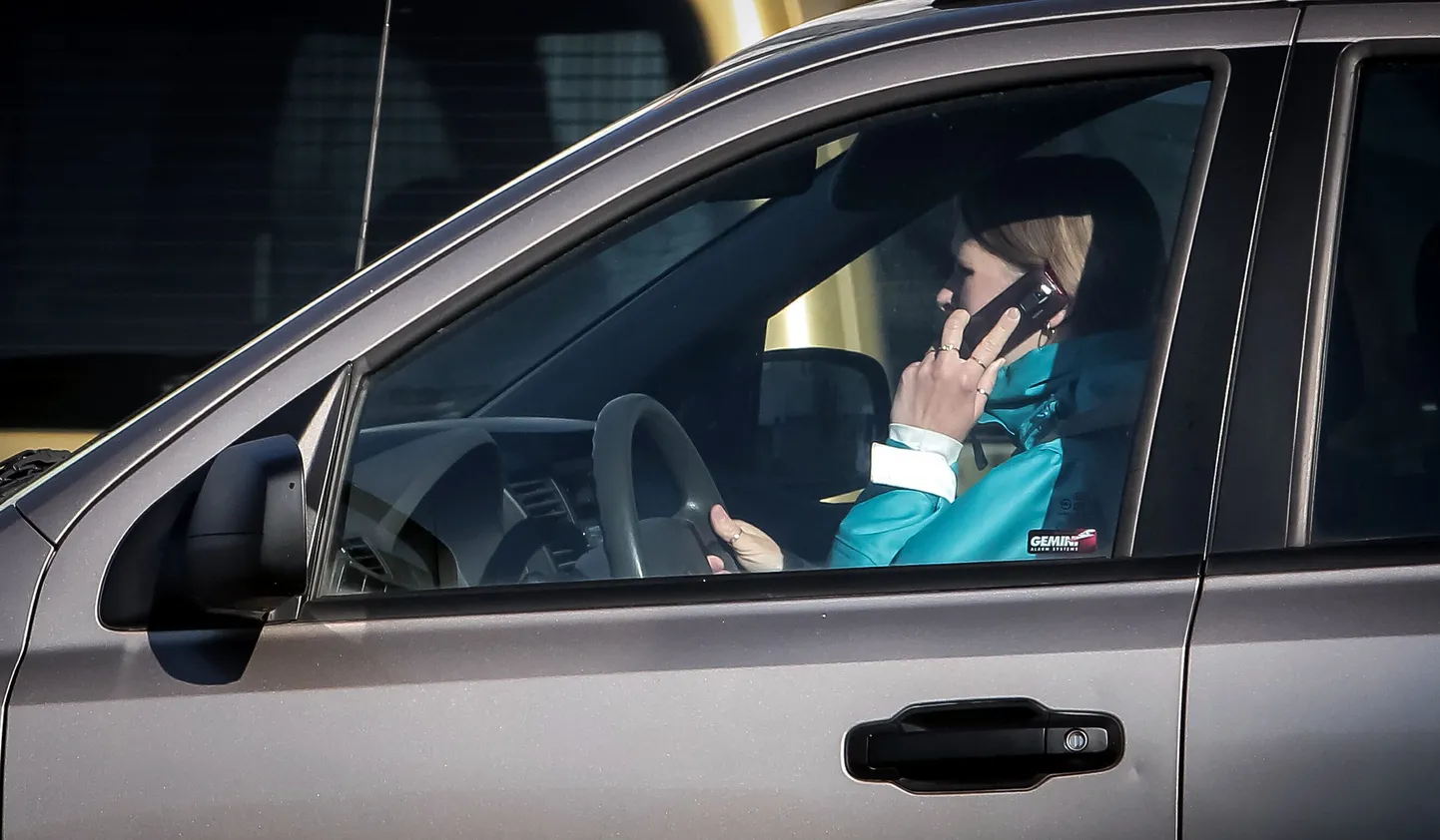 aanteeameti 2016.a aasta küsitlusuuringu kohaselt on viimase 12 kuu jooksul autot juhtides mobiiltelefoni kasutanud ligi 71 protsenti Eestis elavatest autojuhtidest.