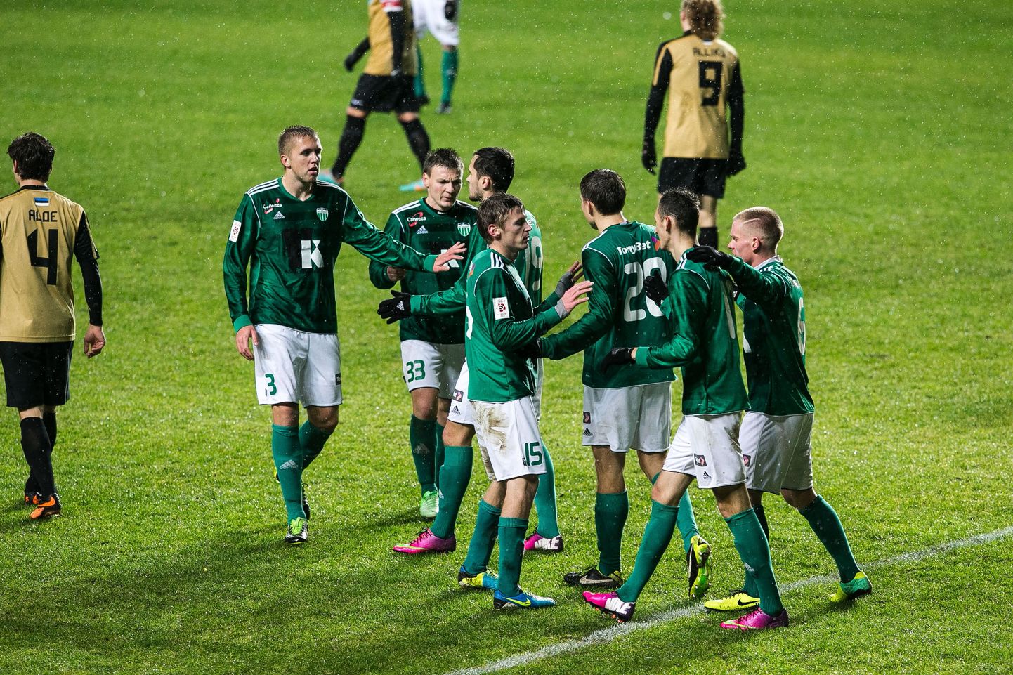 FC Levadia alistas karikasarja 1/8-finaalis FC Flora. Tänavu Eesti liigas neljandaks jäänud Flora jaoks tähendab kaotus seda, et tuleval hooajal neil suure tõenäosusega eurosarja asja ei ole.