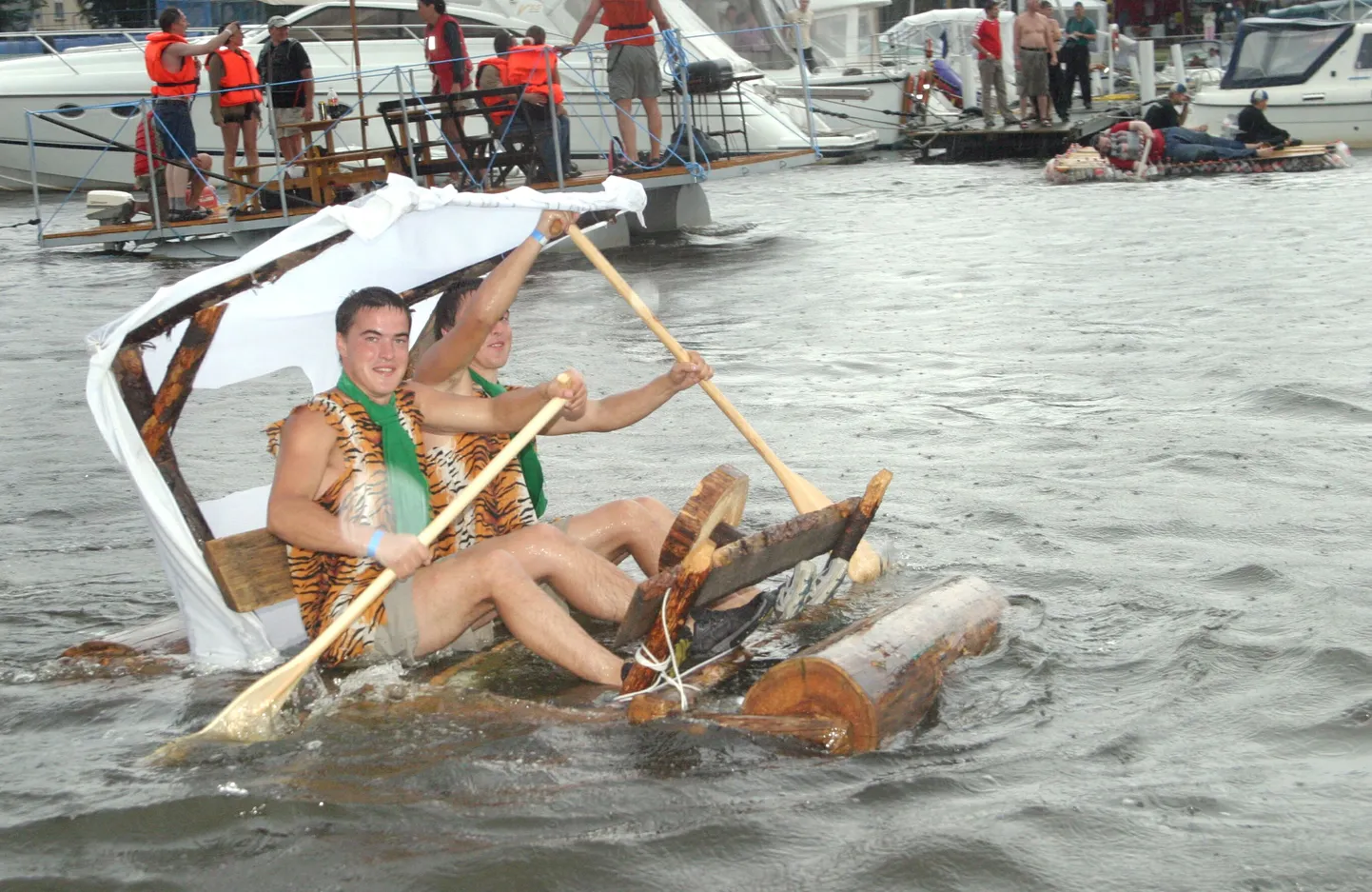 2005. aastal võitsid "Watergate'i" jaburate veesõidukite võistluse Tanel Haak, Rain Haak ja Raul Haak oma projektiga Flintstones.