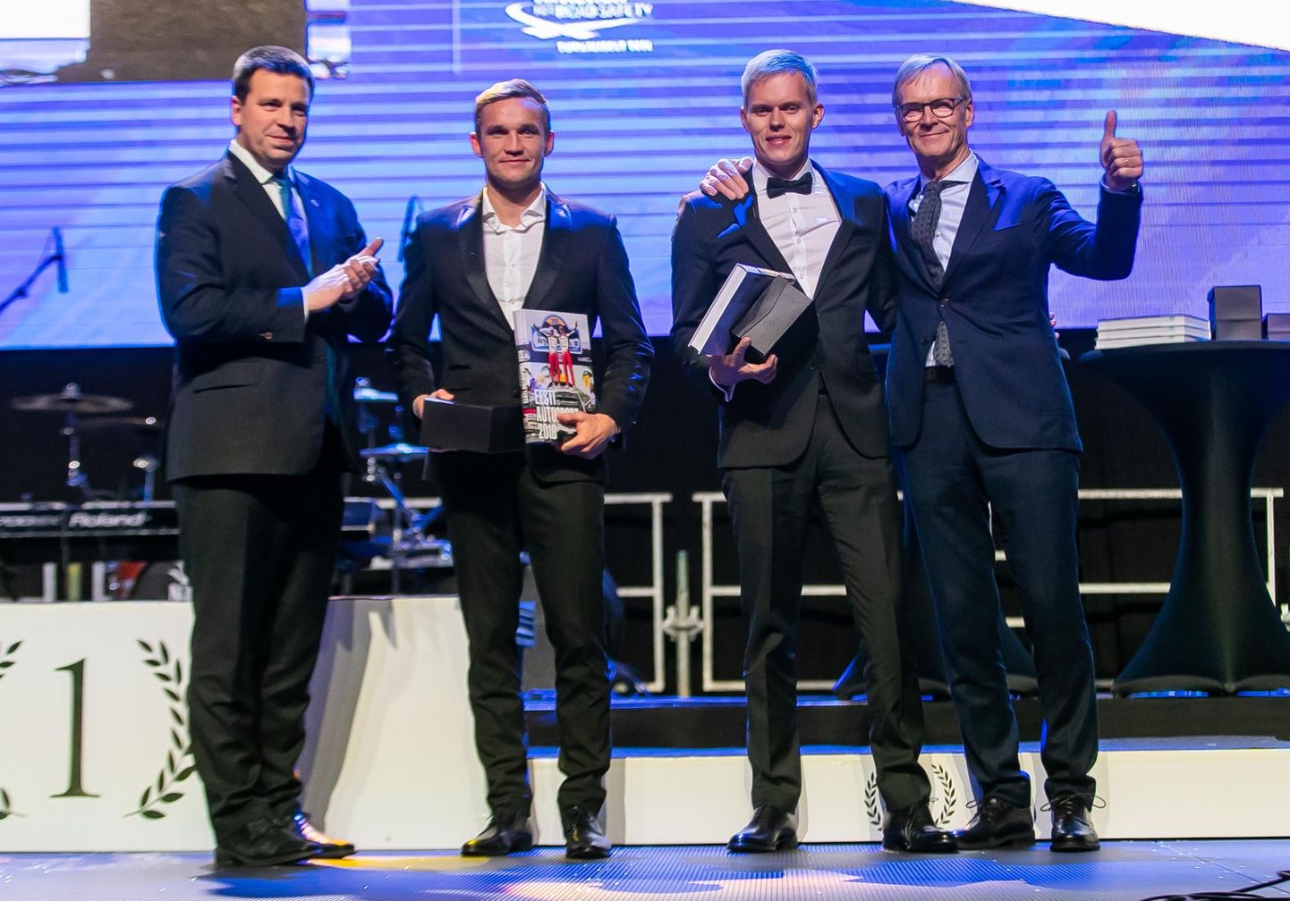 Martin Järveoja ja Ott Tänaku (pildil koos Jüri Ratase ja Ari Vataneniga) auhinnasajul pole veel otsa ega äärt.