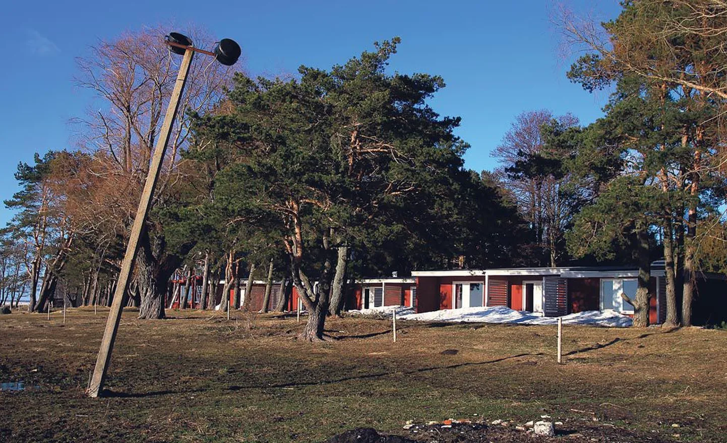 Kosmonautika puhkekeskuse renoveeritud ja taastatud osas on mugavad majakesed ööbimiseks, saun ning läbi kahe korruse ulatuv puhke- ja söögimaja koos kõigiti nüüdisaegse köögikompleksiga.