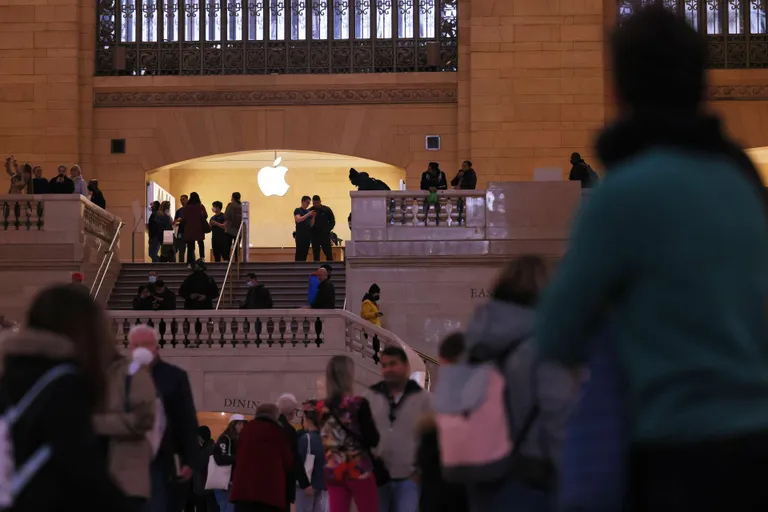 New Yorgi Keskraudteejaamas asuv Apple’i esinduspood, mille töötajad on alustanud allkirjade kogumist ametiühingu loomiseks.