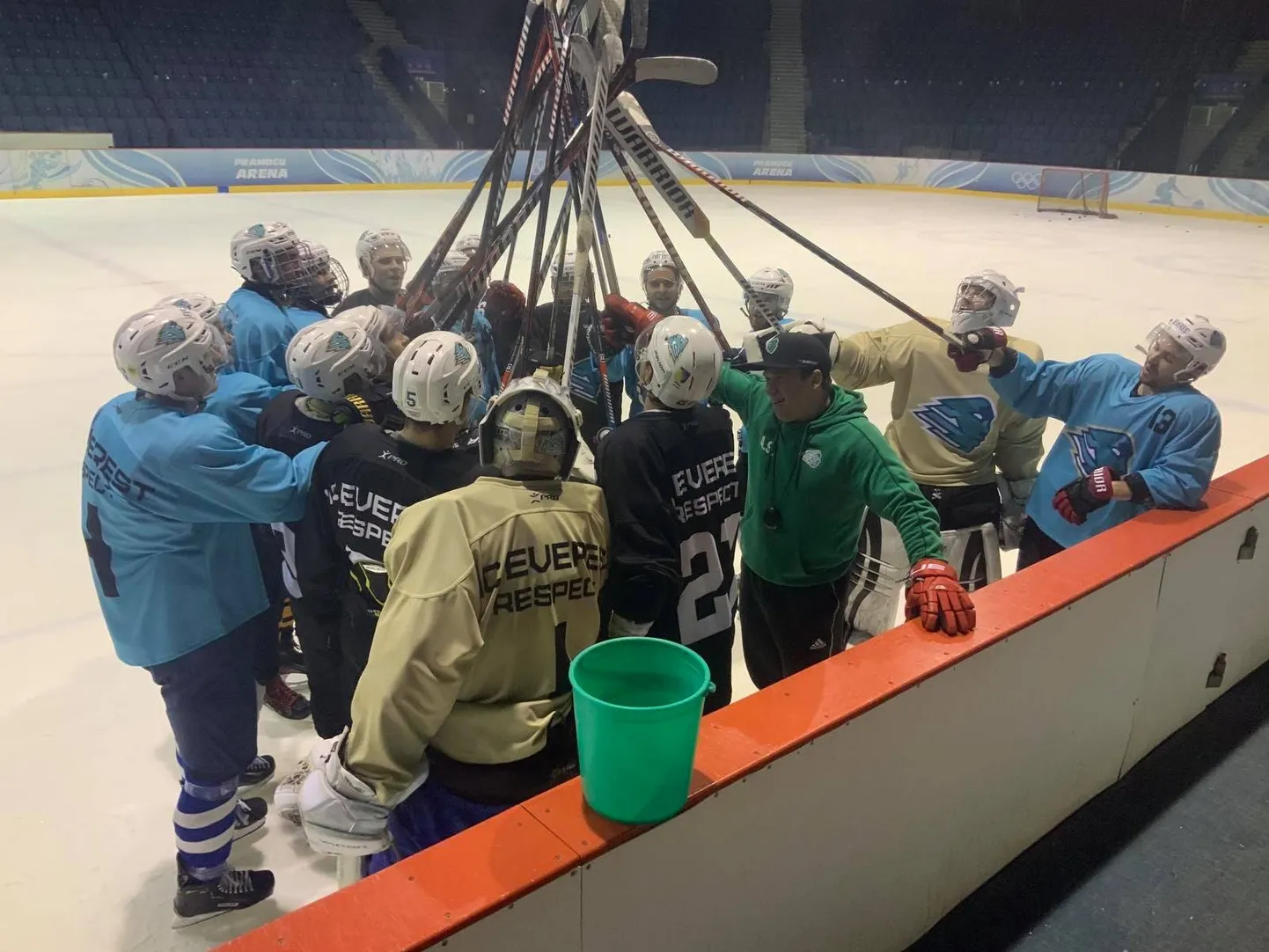 В минувшие выходные в Вильнюсе хоккеисты кохтла-ярвеского "Everest" впервые в истории клуба приняли участие во взрослом международном турнире.