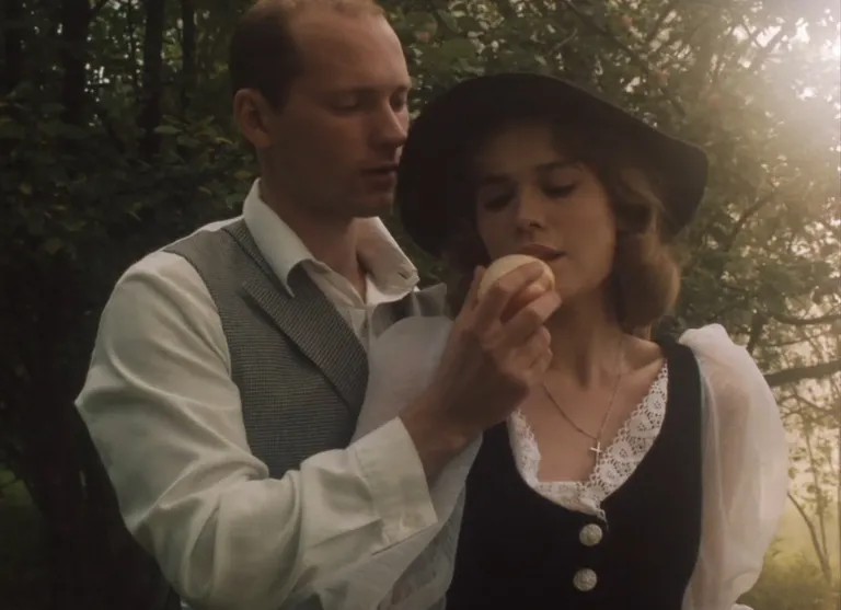 Alvis Hermanis un Dita Krenberga filmā "Ievas paradīzes dārzs" (1990).