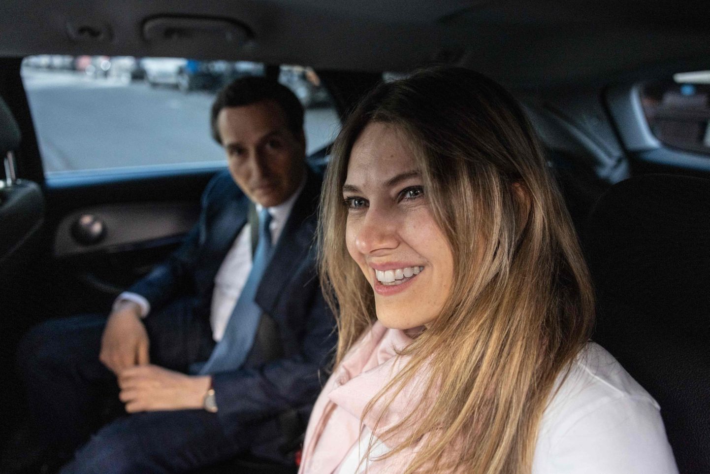 Euroopa Parlamendi Kreeka saadik ning endineparlamendi asepresident Eva Kaili auto tagaistmel pärast vanglast vabastamist 14. aprillil 2023. aastal.