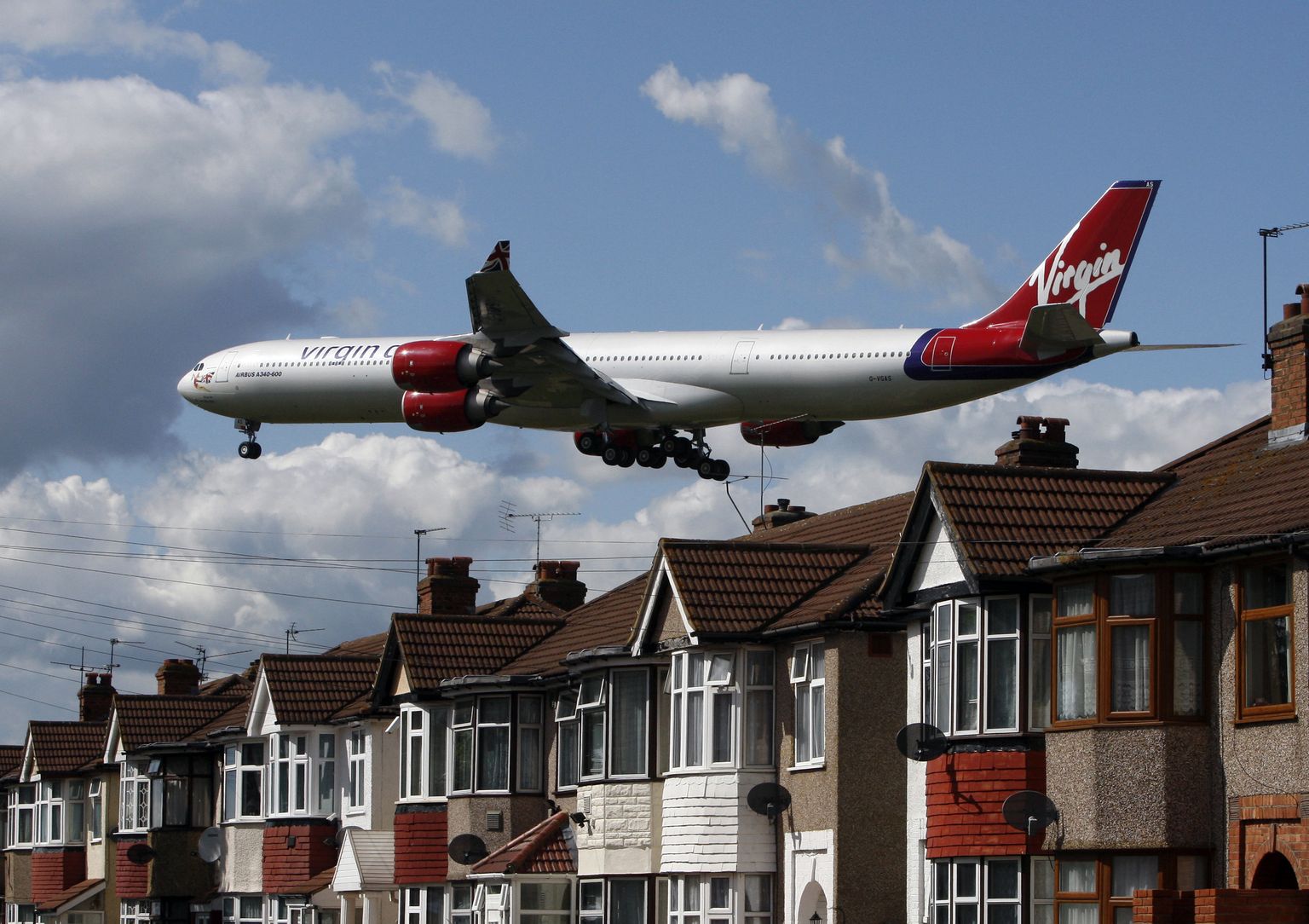 Virgin Atlantic lennuk maandumas Heathrow lennuväljale.
