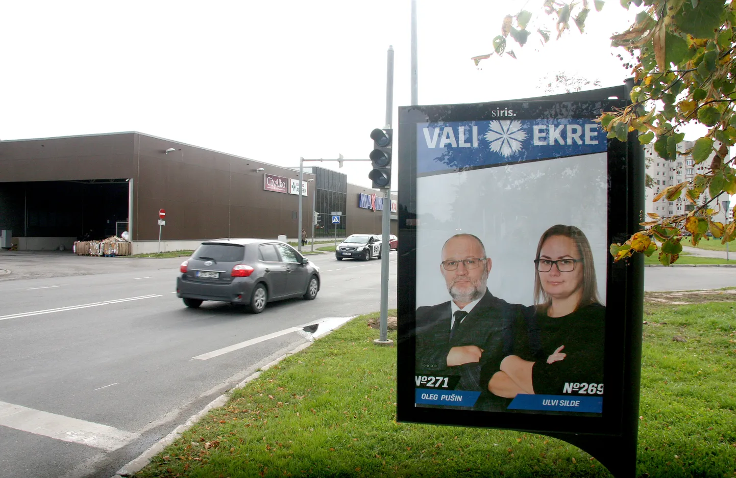 EKRE on oma valimisplakati üles pannud ka Kohtla-Järve Ahtme linnaosas. Et aga Kohtla-Järvel on EKRE nimekirjas vaid viis kandidaati ehk palju kordi vähem kui konkurentidel, on seal 5 protsendi künnise ületamise võimalused õhkõrnad.