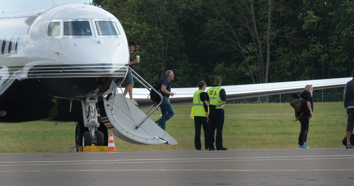 Galerii ja video: Metallica maandus saatjaskonnaga Tartu lennuväljal
