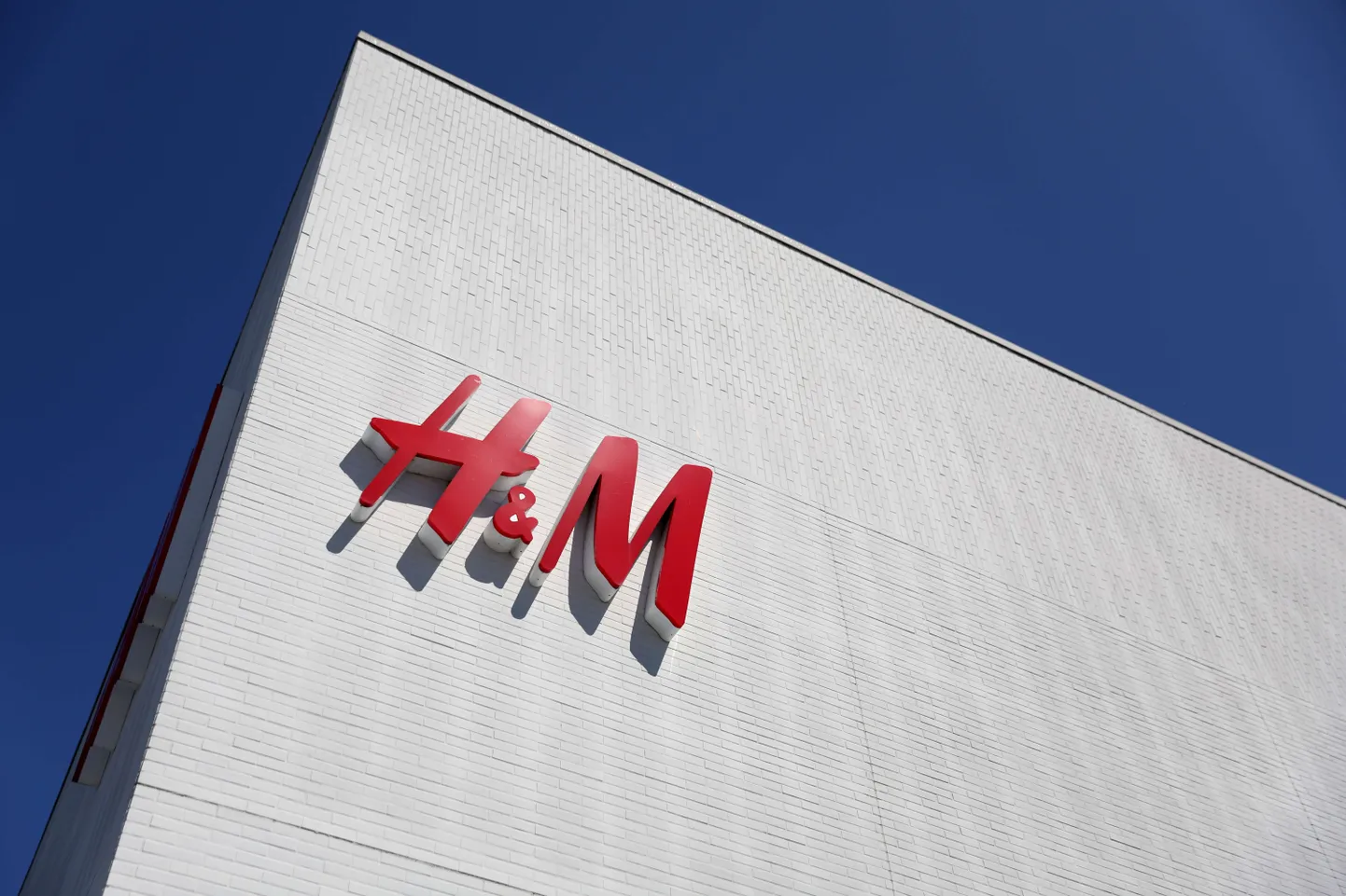 H&M.
