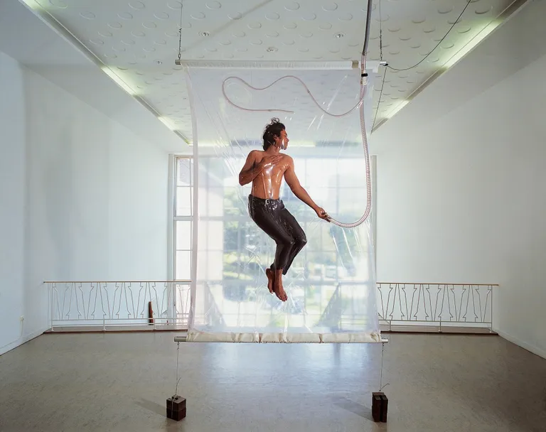 Lawrence Malstaf’i installatiivne lavastus «Shrink, 01995».