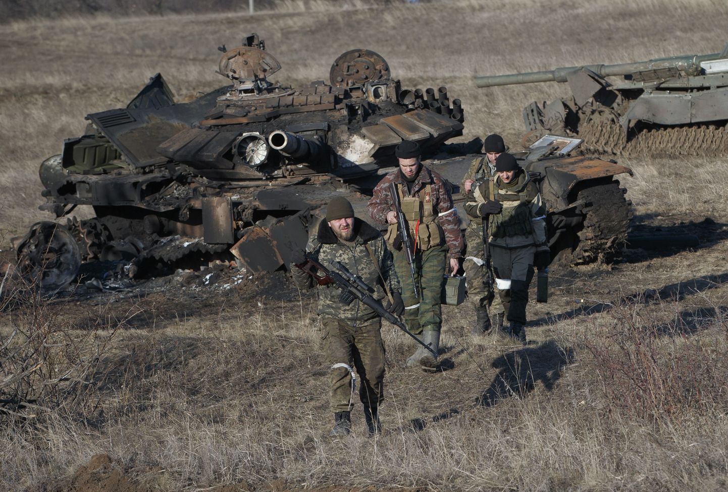 Venemaa toetusega separatistid hävitatud Ukraina sõjatehnikat uurimas.
