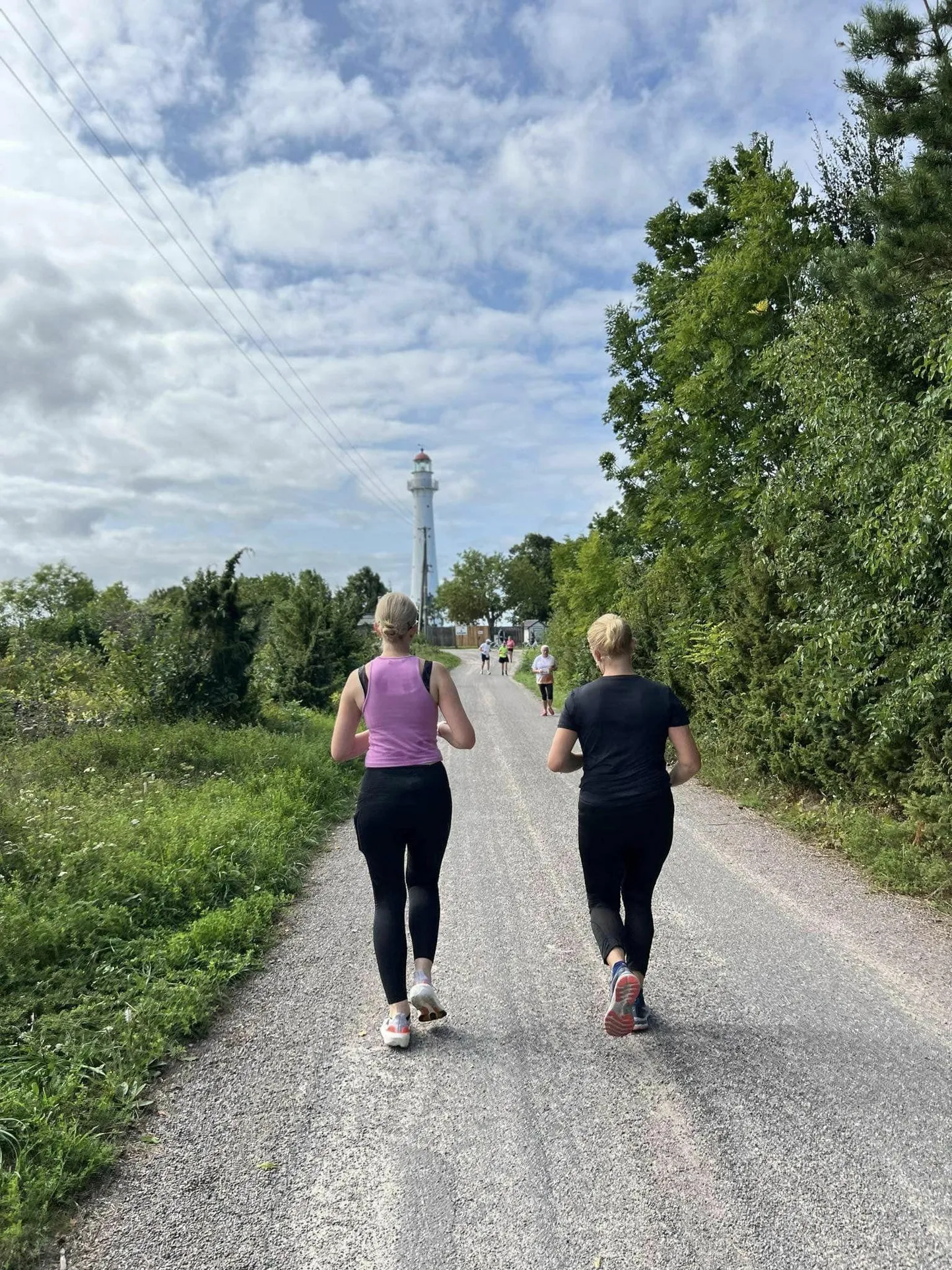 Kihnu maraton pakkus imelisi vaateid metsas ja mere ääres, metsmaasikate ja pärnaõite lõhna, linnulaulu ja vahelduvat maastikku.