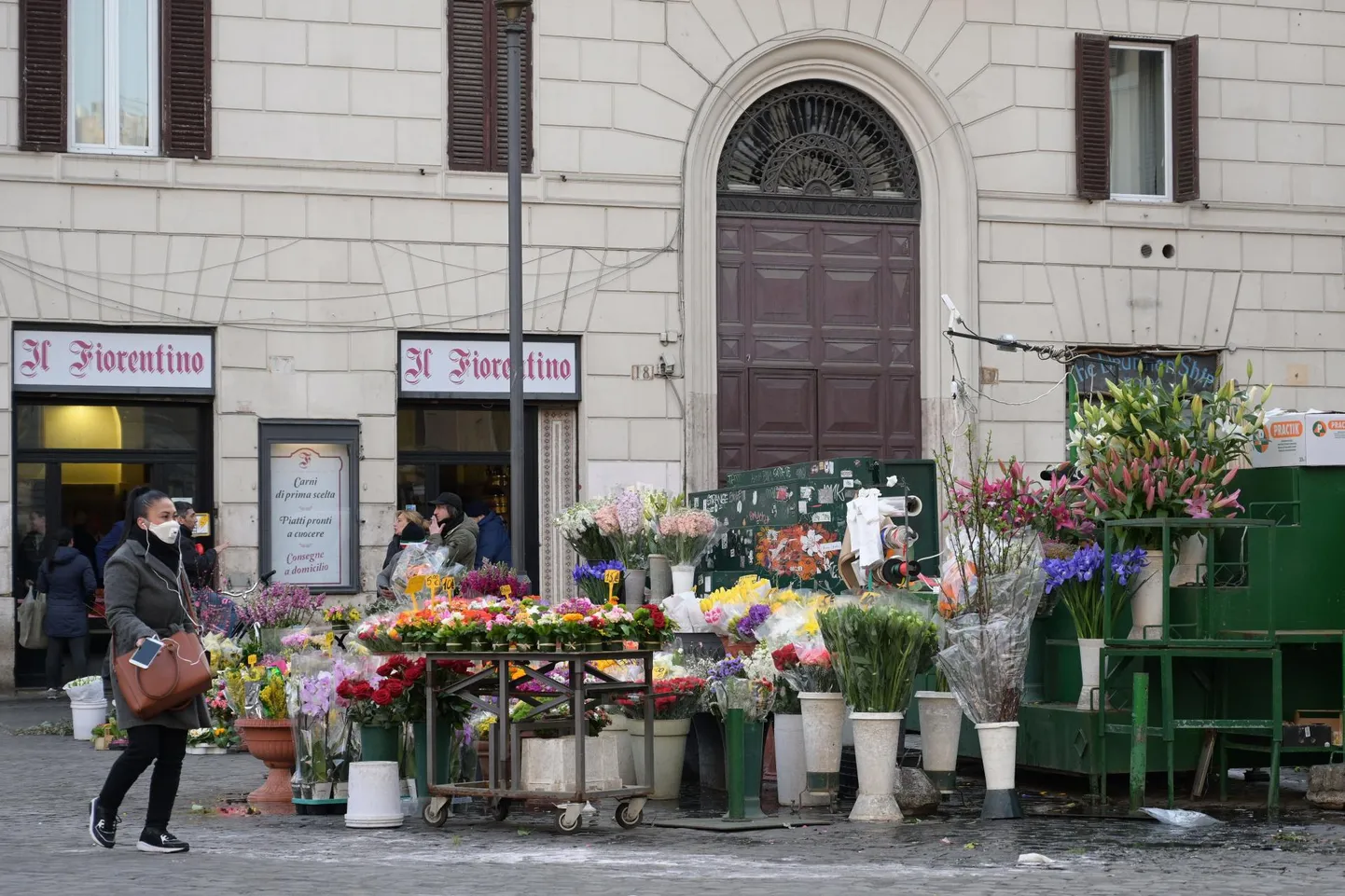 Liikumispiirangute küüsis Rooma tänavail süüa, ajalehti ja lilli müüvad kaupmehed on hädas, sest kliendid on kadunud ja äri kokkukuivanud. 