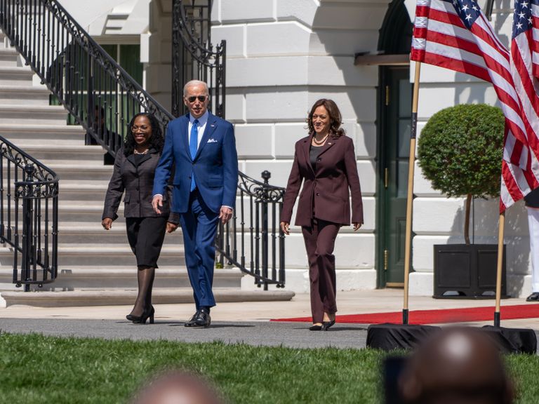 Kopā ar Augstākās tiesas tiesnesi Ketandži Braunu Džeksoni (pa kreisi) un ASV viceprezidenti Kamalu Harisu Vašingtonā, 2022. gada pavasarī. 