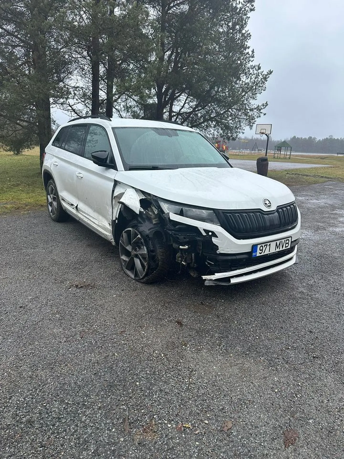 Auto leiti avariilisena Paide tehisjärve äärest.