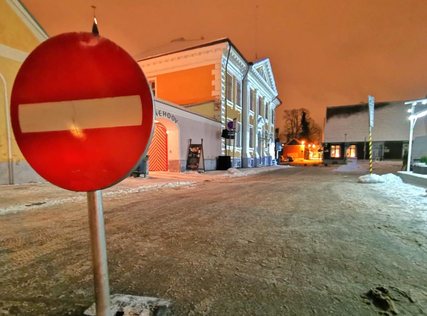 Homme ja ülehomme, 21. ja 22. detsembril 14–21 on Pärnu südalinnas valgusetenduse tõttu liikluseks suletud Uue tänava raekojaesine lõik.