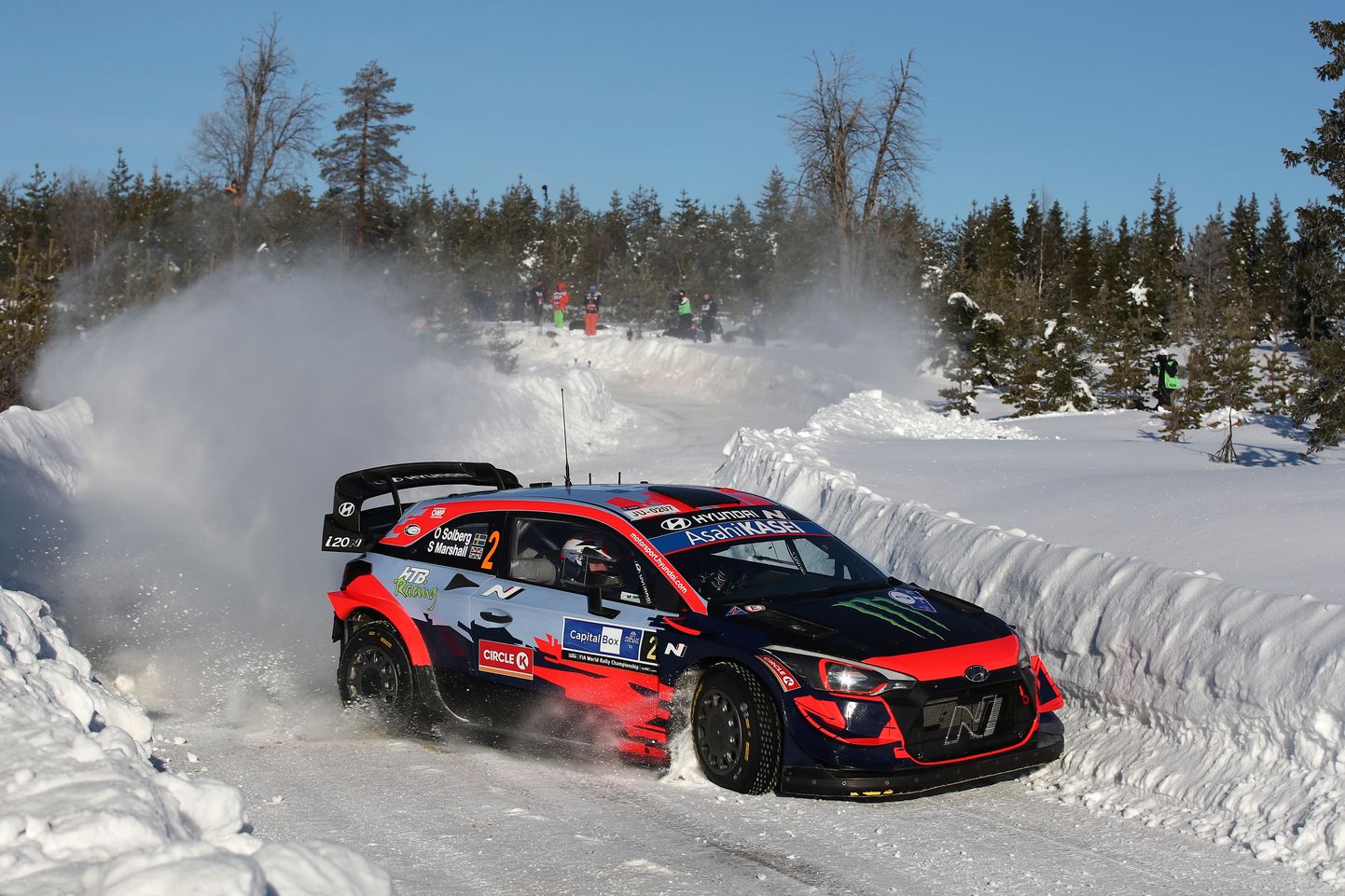 Oliver Solberg ohjamas Põhja-Soomes Hyundai WRC-autot.