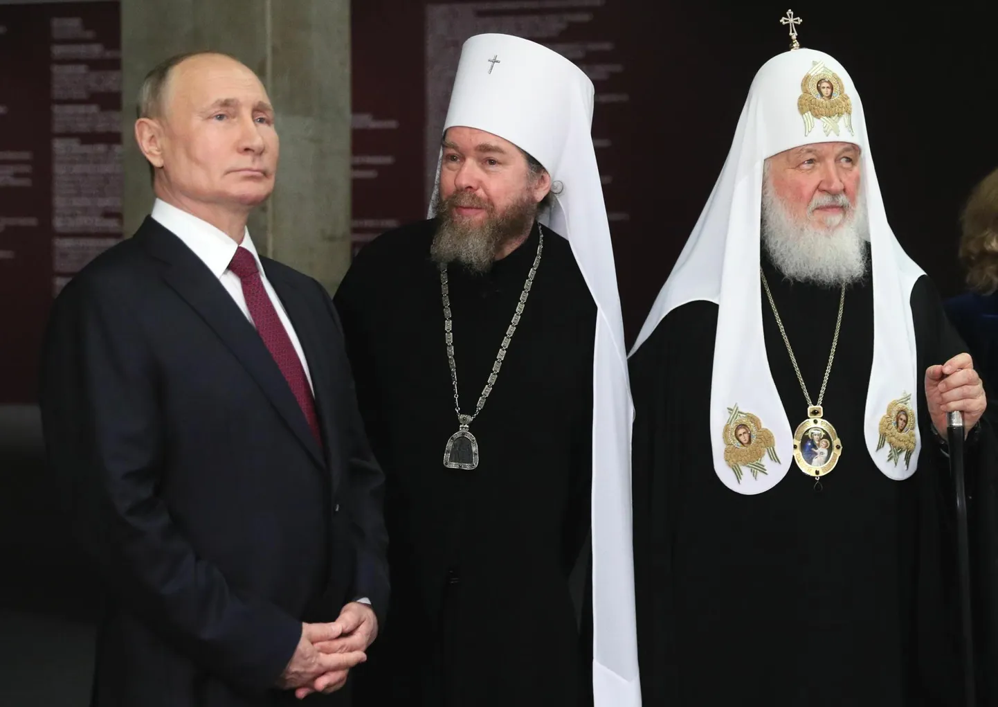 Venemaa president Vladimir Putin (vasakult), Pihkvast mullu Krimmi ametisse saadetud metropoliit Tihhon ja Vene õigeusu kiriku pea, patriarh Kirill 2021. aastal Moskvas Tretjakovi galeriis Aleksander Nevskile pühendatud näitusel.