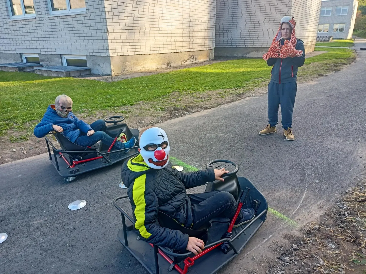 Vinni-Pajusti gümnaasiumis on tänu kohalikele entusiastidele elektrikardid juba ammu popid. Fotol on esimesel Vinni Open Drift Race&#39;i etapil võistlevad koolilapsed.