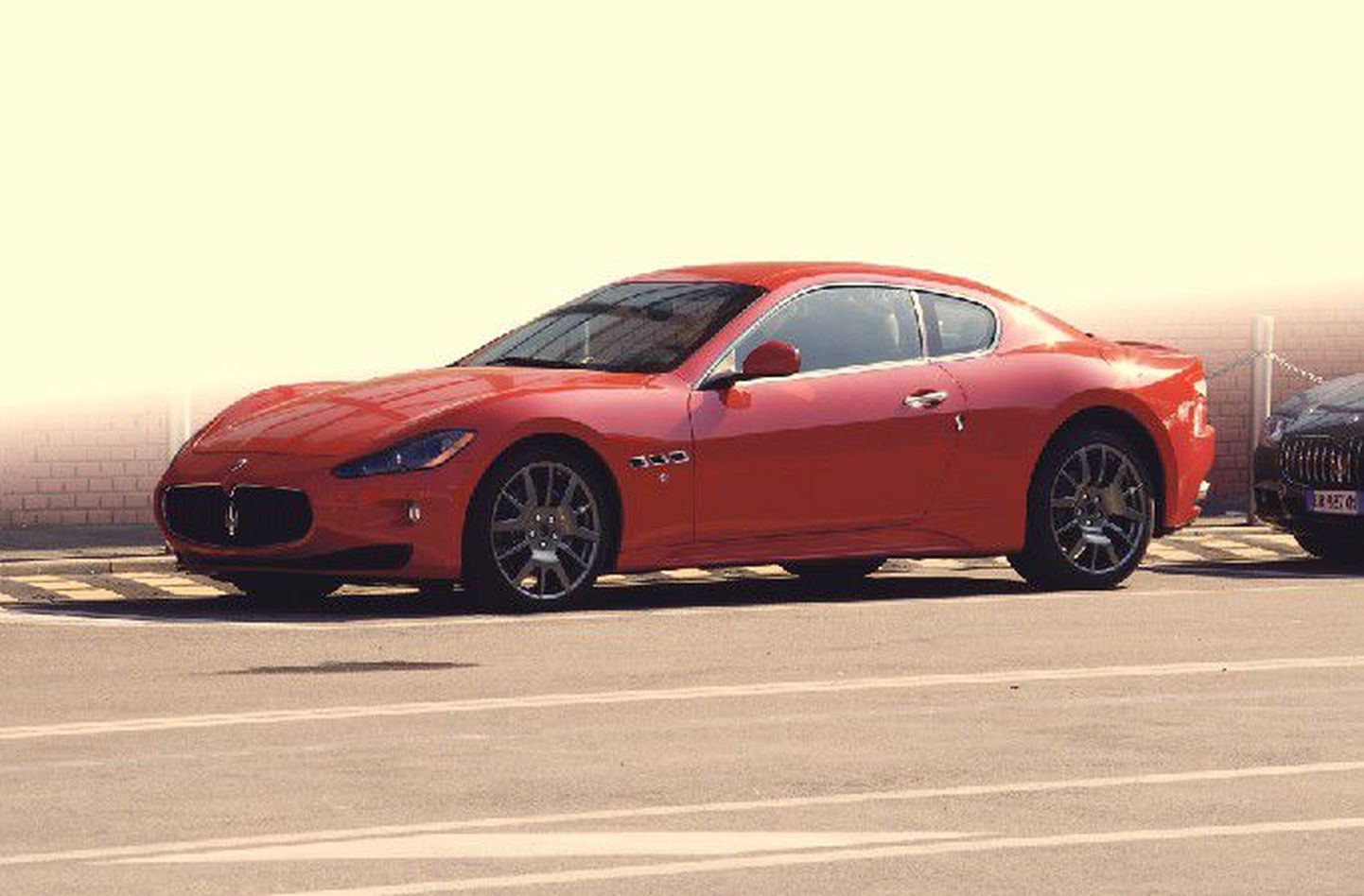Двигатели на Maserati GranТurismo такие же, как на Ferrari F430, но по своему характеру эти автомобили имеют совершенно разные характеры. Если Ferrari больше напирает на скорость, то Ma­serati склоняется к удобству и комфорту.