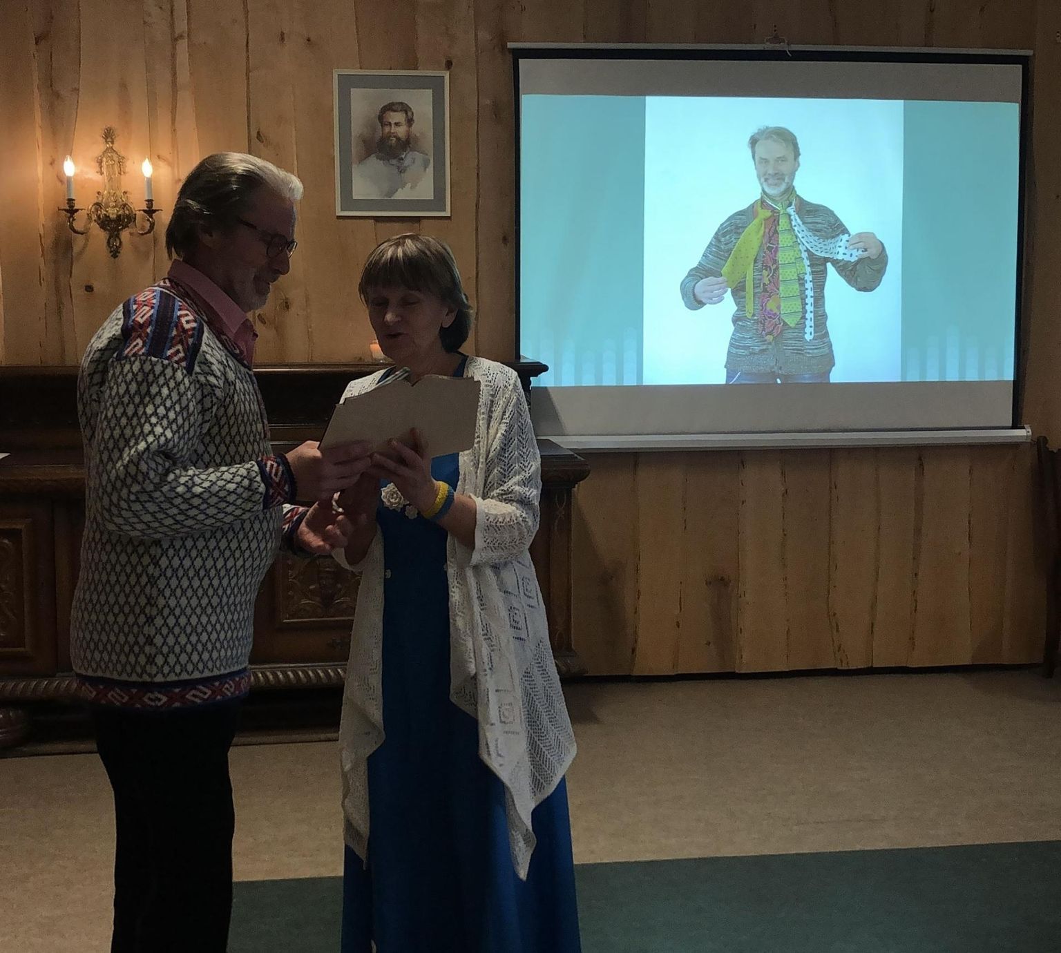 Raivo Riimile andis Vaimsuse auhinna üle Juhan Kunderi rahvakooli juhataja Maia Simkin.
