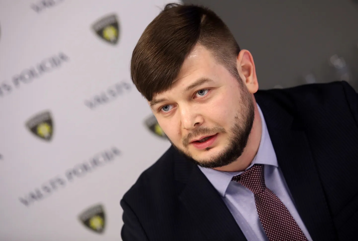 Valsts policijas Kibernoziegumu apkarošanas nodaļas priekšnieks Dmitrijs Homenko piedalās preses konferencē, kurā informē par 2019. gada rezultātiem cīņā ar audiovizuālā satura nelegālajiem izplatītājiem un šī gada prioritātēm.