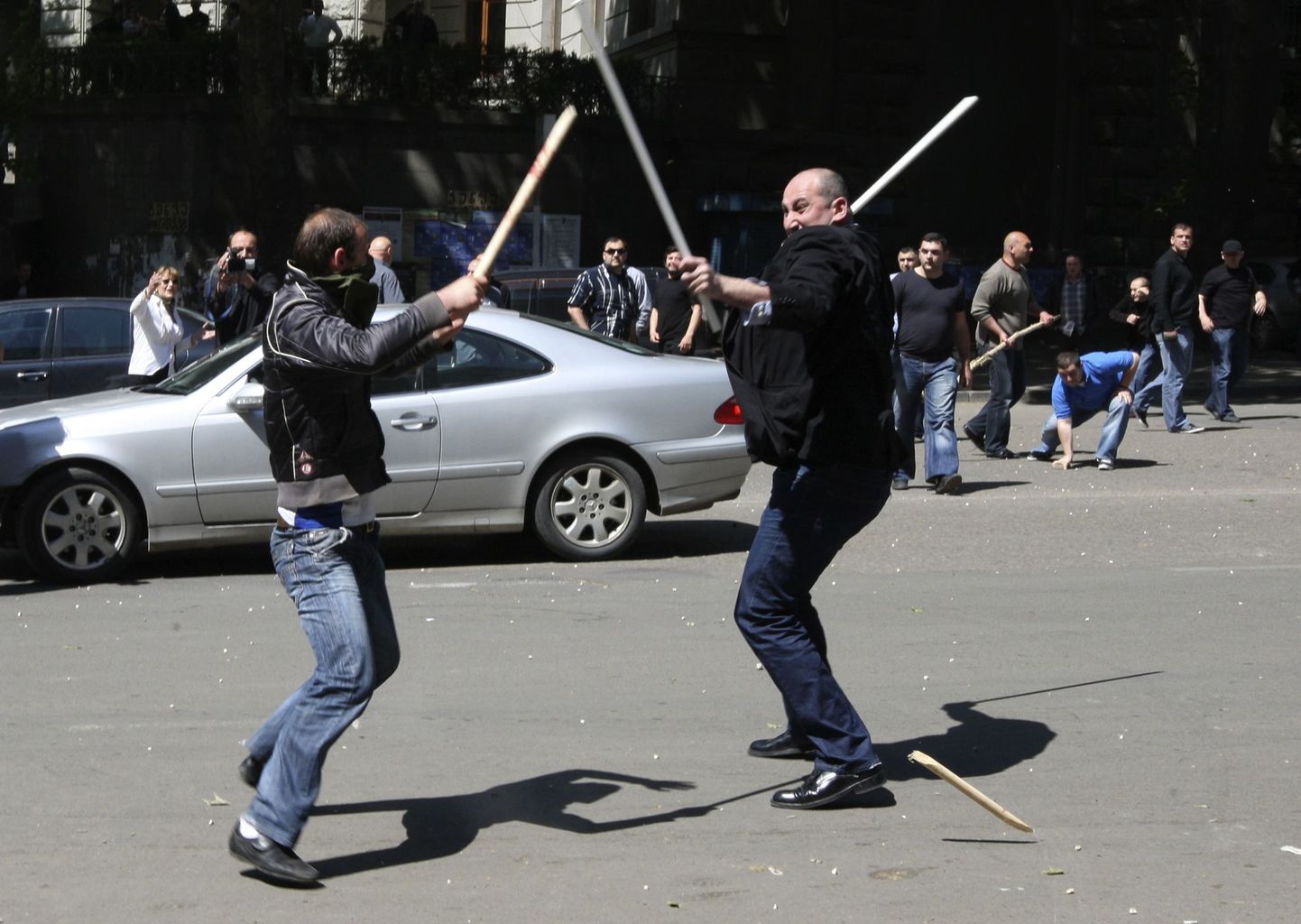 Opositsiooni toetajad Thbilisis kaklemas tundmatute isikutega.