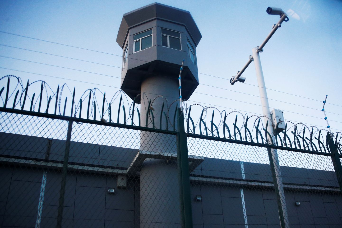 Uiguuride nõndanimetatud ümberõppelaagrit ümbritsev tara ja vahitorn.