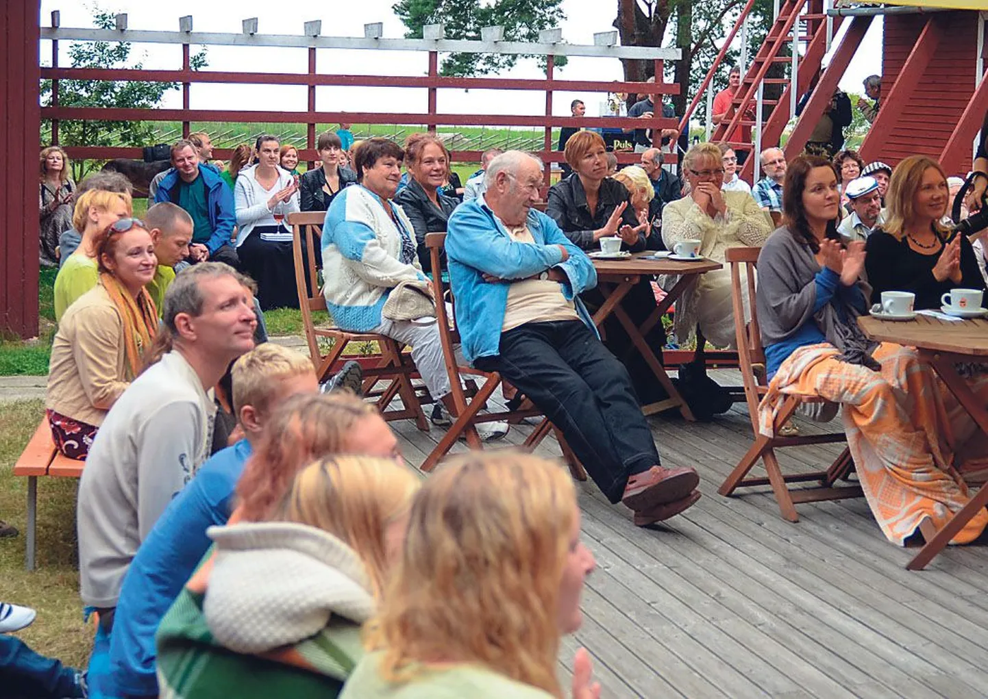 Kabli Päikeseloojangu festivalile meelitas neli Eesti luuletajat kohale sadakond inimest, kes veendusid, et kirjarahvaski on lihast ja luust ning naeratavat tõugu.