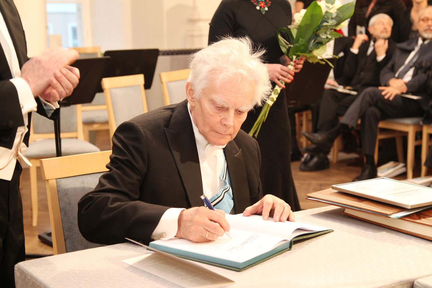 Teoloog Toomas Paul kirjutab pärast Rahvusmõtte auhinna kättesaamist allkirja auraamatusse.