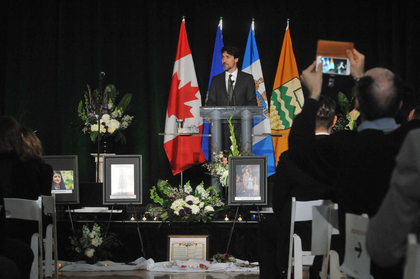 Kanada peaminister Justin Trudeau kõnelemas Ukraina reisilennuki allatulistamise ohvrite mälestusteenistusel.