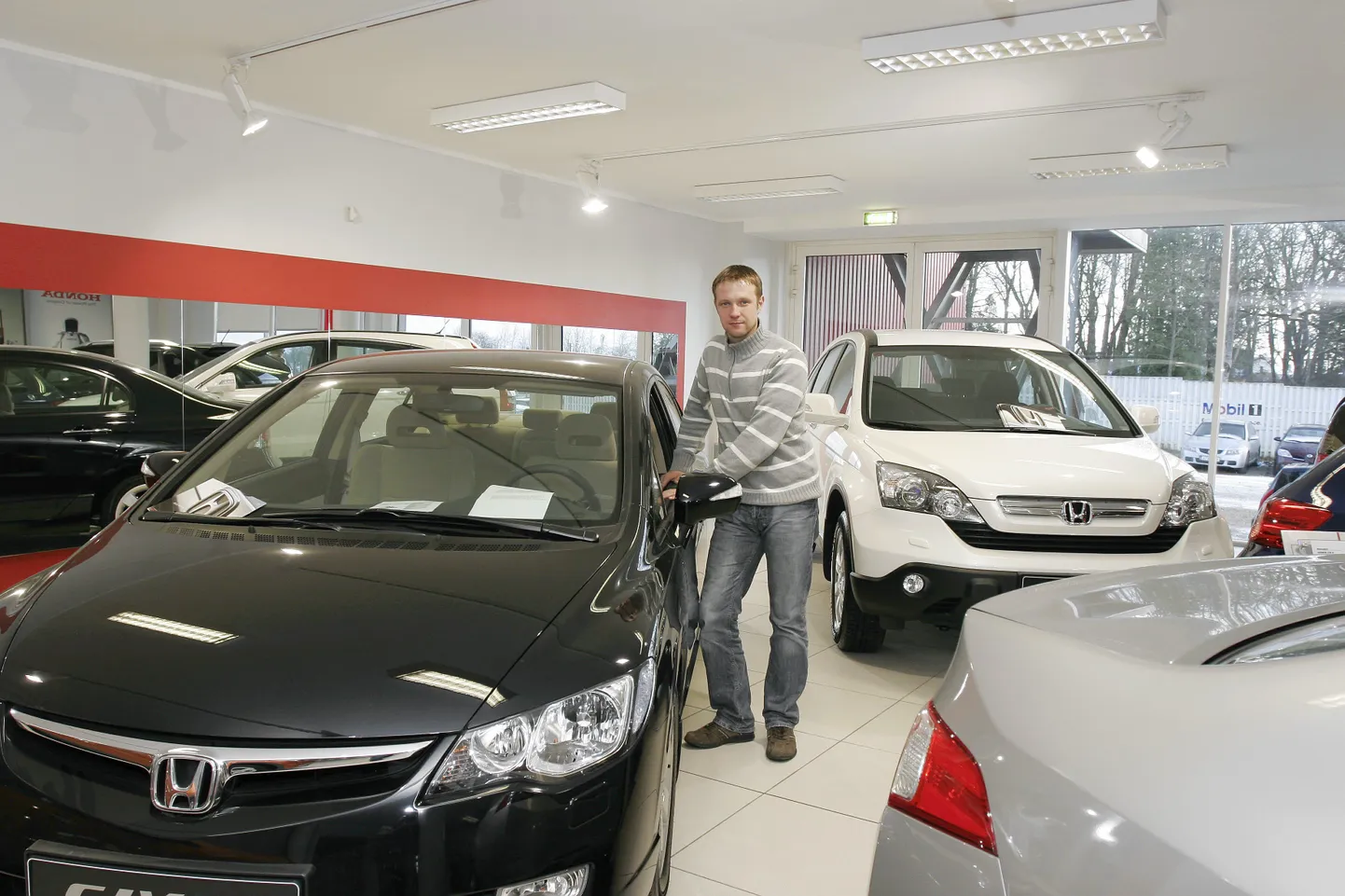 Viljandis Hondasid müüva LX Motorsi juhataja Tanel Alliksaare sõnul pole autokaupmeestel praegu küll põhjust rõõmustada, kuid pankrotti ei ole samuti tarvis karta.