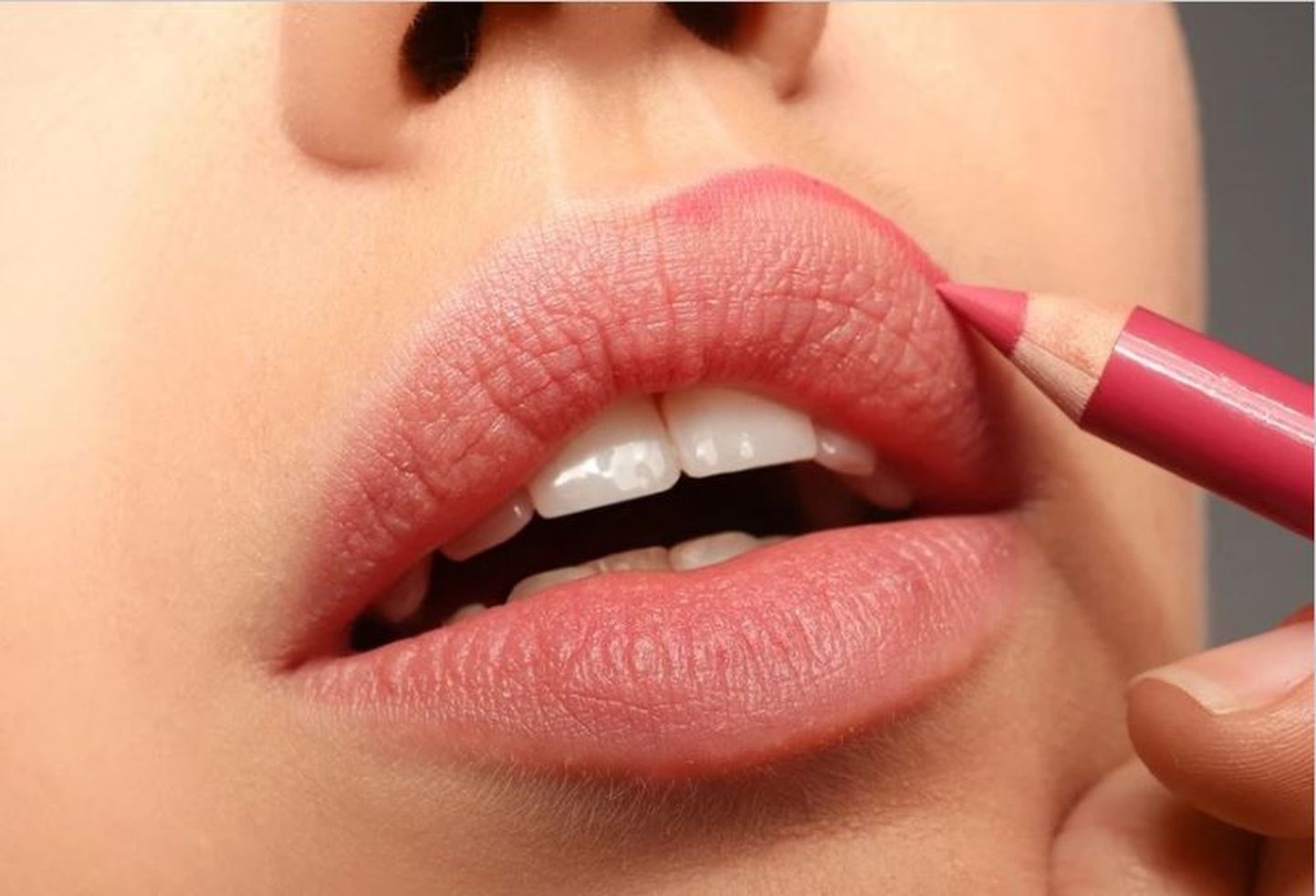 Как красить губы карандашом и помадой. Иллюстративное фото