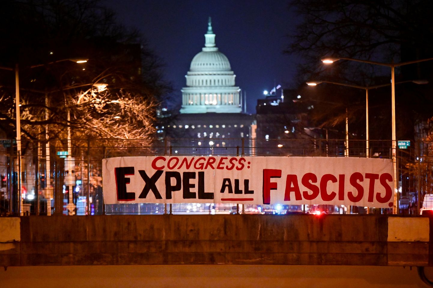 Kongressi juures olevale sillale püstitatud plakat kutsub üles kõiki fašiste välja viskama.
