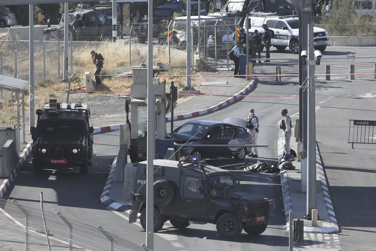 Iisraeli politsei lasi okupeeritud Läänekaldal ühe kontrollpunkti juures teisipäeval maha palestiinlase, kui ta oma autoga naispolitseiniku poole kihutas.