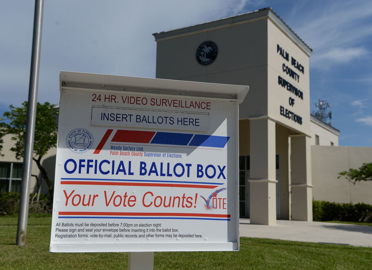 Posti teel hääletamise postkast Florida Palm Beachi valimiskomisjoni hoone juures. Foto on illustratiivne.