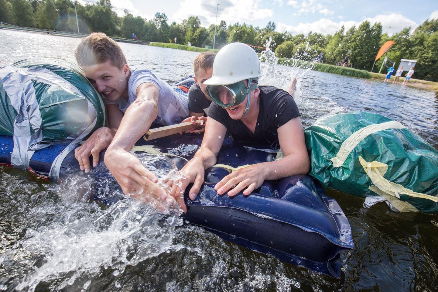 Paide avatud noortekeskuse esindajad Rauno Vaarma (paremal), Andreas Kanal ja Mark-Robin Kirss läbisid oma kätetööna valminud veesõidukiga võistluse «Parved vette!» edukalt.