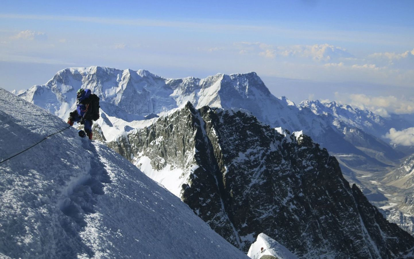 Alpinist on teinud Everesti tippu ronimisel pausi.