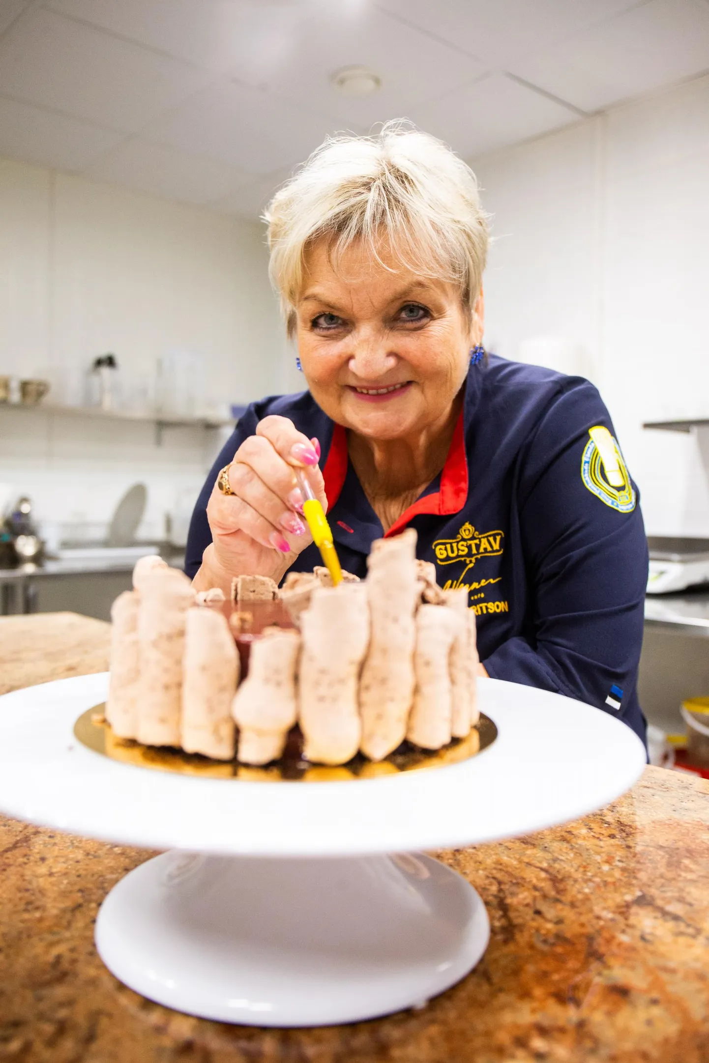 Gustavi peakondiiter Õie Pritson laseb endale igas kohvikus majadesserti pakkuda. Ainuüksi huvist, et mis koostisosaga teeb kokk selle magustoidu omapäraseks.