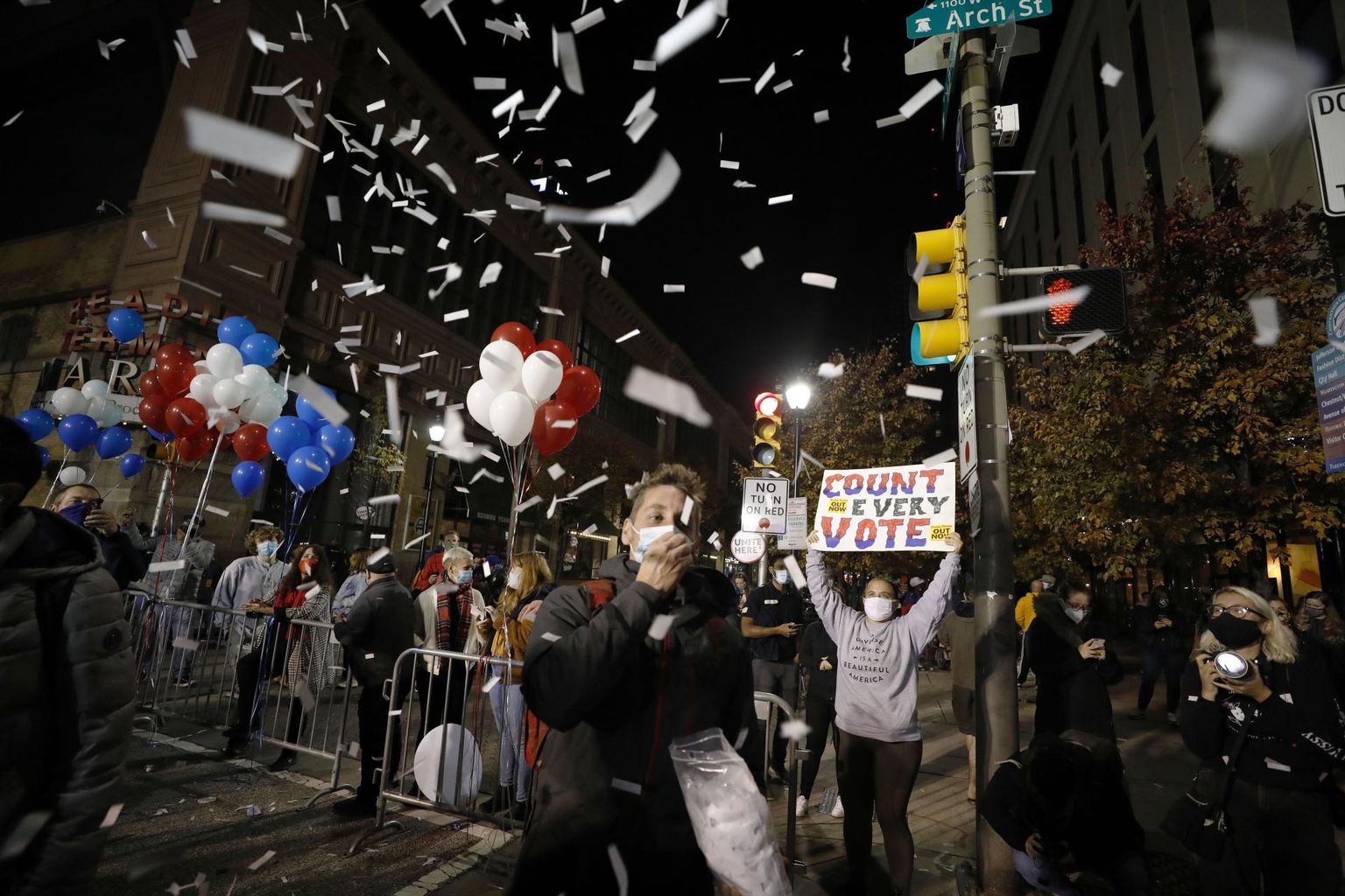 Meeleavaldajad nõudsid demokraatide kantsis Philadelphias kõigi häälte lugemist. 