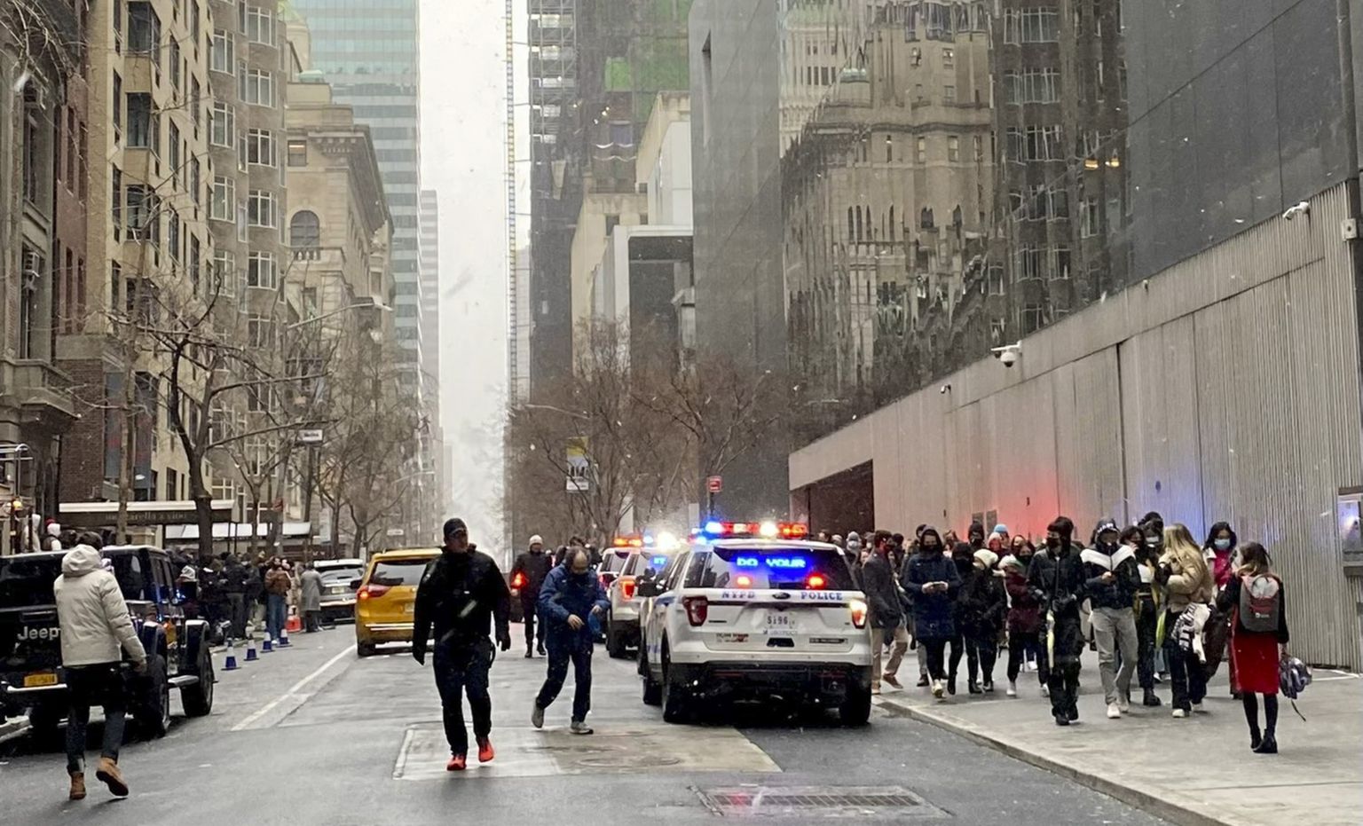 Politsei evakueeris inimesed New Yorgi Moodsa kunsti muuseumist, kus leidis aset pussitamine.